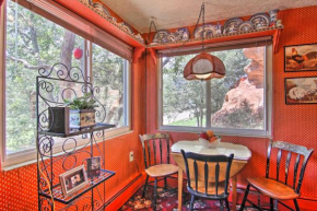 Colorful Bungalow By Pikes PeakandGarden of the Gods